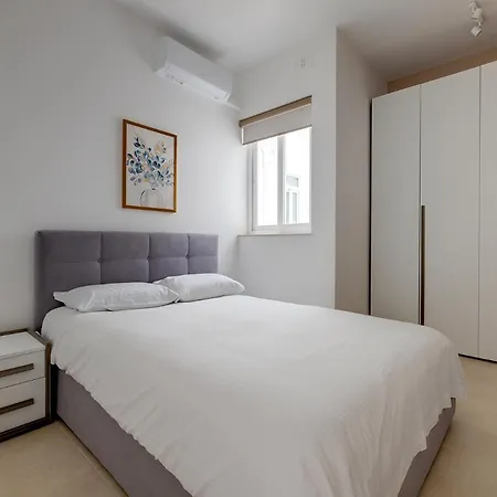 Luxury Maisonette In A Tranquil And Area *
