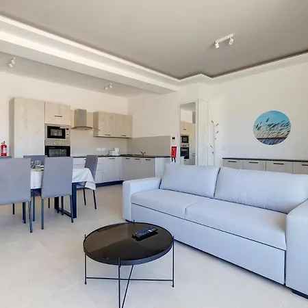 Luxury Maisonette In A Tranquil And Area