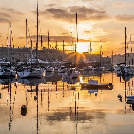 Luxury Maisonette In A Tranquil And Area *